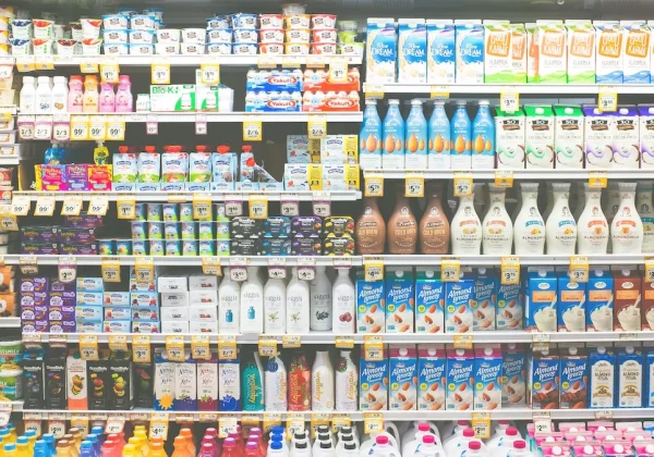 スーパーマーケットの乳製品が並ぶ棚