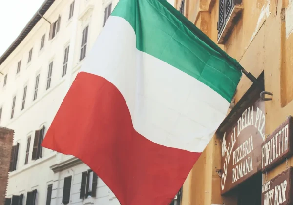 風になびくイタリア国旗