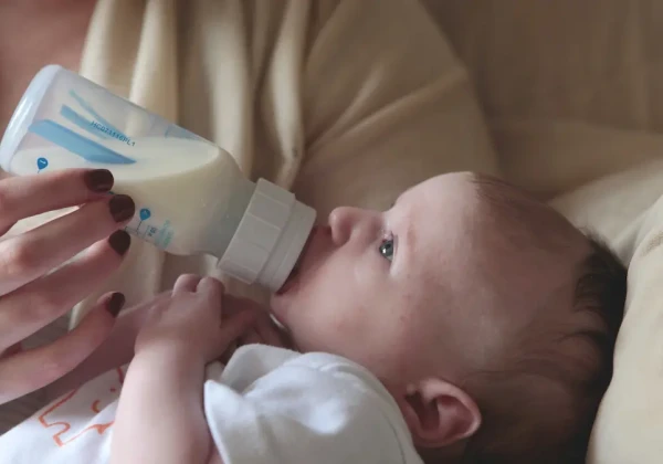 赤ちゃんにミルクをあげる女性