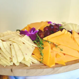 プレートに盛られたさまざまな種類のチーズ