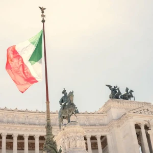 風になびくイタリア国旗