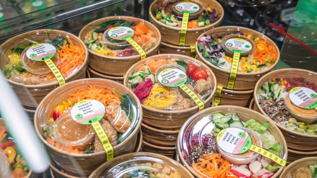 🇩🇪ドイツ全土のスーパーで進むプラントベース革命、従来の肉や乳製品より安価な選択肢に

-------------------------
国内の8大スーパーのうち7社で、植物性食品の価格が動物性食品より平均5％安かったとのこと👛

昨年時点で16％も割高だった状況から大きく変化し、植物性食品の普及を長年阻んできた傾向が逆転を見せています。

特に植物性ミルク🥛は、課される税率が牛乳より大幅に高いにもかかわらず、どのスーパーでも安価となっていました。

製品の入手しやすさにも改善が見られ、ドイツ全土でヴィーガン製品を手に取りやすくなっています🛒🌱

🔗記事本文は、プロフィールのリンクから

#代替プロテイン #代替タンパク質 #フードテック #植物性プロテイン #植物性タンパク質 #植物性たんぱく質 #植物性食品 #プラントベース食 #サステナブルフード #ヴィーガンフード #ヴィーガン食品