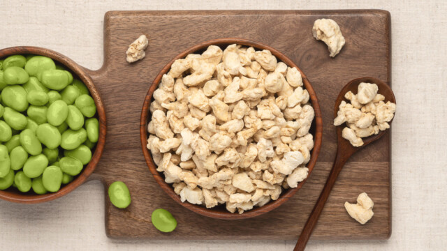 🇫🇮x🇱🇻Happy Plant Protein、ラトビアに工場を建設し押出成形技術を工業規模で展開へ

-------------------------
2027年初頭に稼働を開始し、地元産の作物🫛を価値あるタンパク質原料に直接加工する計画。

1次生産者👩‍🌾に近い場所での新たな収入機会の創出や、地域の自給率向上に寄与します。

この押出成形技術では、植物性タンパク質製品🌱に特有の苦味や豆臭さを低減することが可能。

既存の製造設備への統合が容易で、今回の投資額も11億円ほどに抑えられているとのことです。

🔗記事本文は、プロフィールのリンクから

#代替プロテイン #代替タンパク質 #フードテック #植物性プロテイン #植物性タンパク質 #植物性たんぱく質 #植物性食品 #植物性代替肉 #代替肉 #ヴィーガンフード #ヴィーガン食品 #押出成形