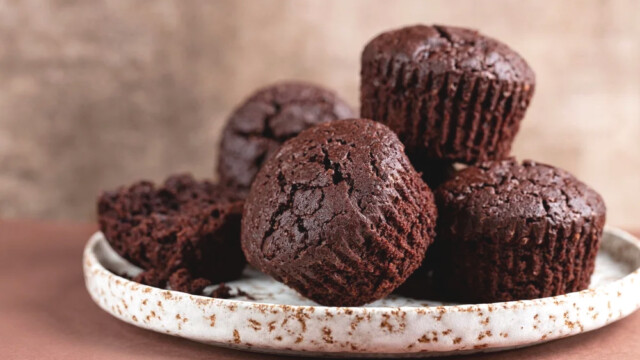 🇱🇺加熱する代替カカオ市場に原料大手のCSM Ingredientsが参入、キャロブベースの新製品「Nuaré」を発売

-------------------------
昨年から今年にかけて、世界のカカオ在庫は過去10年で最低水準に落ち込み、価格は史上最高値を更新。

チョコレート大手や原料メーカーが、「カカオ危機」への解決策を見出す取り組みを活発化させています🍫🔥

代替チョコレートの原料にはソラマメやヒマワリの種もよく使われますが、#キャロブ（イナゴマメ）には干ばつに強く栄養豊富というメリットがあるとのこと。

地中海産のため日本ではあまりなじみがありませんが、多くの企業が注目しています👀

🔗記事本文は、プロフィールのリンクから

#フードテック #植物性食品 #カカオ栽培 #カカオフリー #ヴィーガンチョコレート #サステナブルフード #代替チョコレート #イナゴマメ