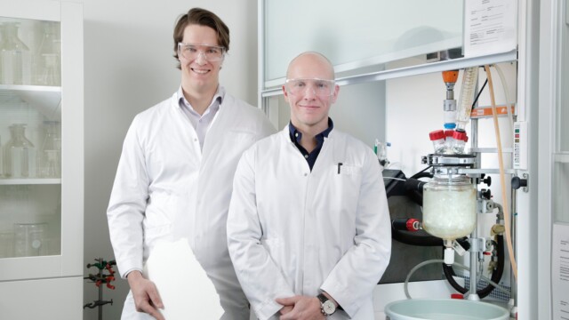 🇫🇮フィンランドのElea & Lili、プラスチックフリー高吸水性素材の量産と商業化に向けて約4.6億円を調達

-------------------------
紙おむつの生産や農業において水分保持などの目的で使われる高吸水性ポリマー（SAP）を、セルロースベースの生分解性素材🌱で代替。

いずれの分野でも問題になっている、マイクロプラスチック汚染を減らす目的です🌏

EUで、化石燃料に由来するプラスチック成分の意図的な添加を制限する規則の導入が予定される中、市場化に向けて準備を進めています。

🔗記事本文は、プロフィールのリンクから

#代替素材 #代替プラスチック #プラスチックフリー #マイクロプラスチック問題 #マイクロプラスチック汚染 #セルロース #生分解性素材 #化石燃料フリー #高吸水性ポリマー