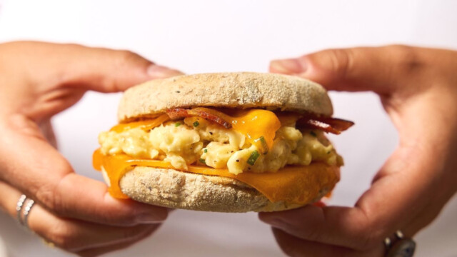 🇫🇷フランスの植物性代替卵メーカーYumgo、年間1,500トンの能力を持つ新工場を開設

-------------------------
日本でも業務用で輸入販売されている代替卵🍳原料の製造量を増強。

アレルギー対応のクリーンラベル製品として人気を博し、発売以来1,000万個近くの鶏卵を代替してきました。

機能性、使い勝手、持続可能性をすべて同時に実現し、世界中で事業基盤の強化を図っています🌏

🔗記事本文は、プロフィールのリンクから

#代替プロテイン #代替タンパク質 #フードテック #植物性プロテイン #植物性タンパク質 #植物性たんぱく質 #植物性食品 #クリーンラベル #植物性代替卵 #代替卵 #ヴィーガン料理 #ヴィーガンフード #ヴィーガン卵 #ヴィーガンエッグ #メゾンランドゥメンヌ #ランドゥメンヌ #ユンゴ