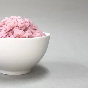 ピンク色の米
