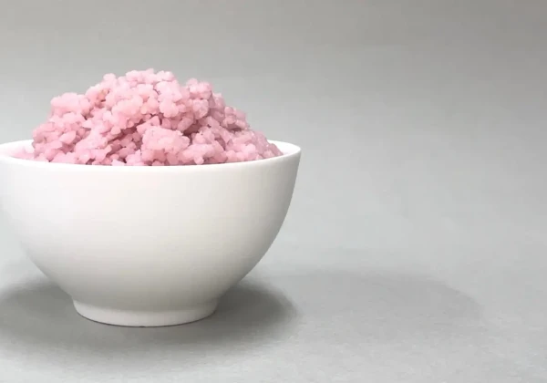 ピンク色の米