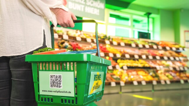 🇩🇪ドイツ小売りREWE Group、2035年までに植物性タンパク質の売り上げを60％に引き上げる目標を設定

-------------------------
REWE Groupは、昨年4月に100％ヴィーガン食品を揃えたスーパーマーケットをオープン🛒🍅🌽

2024年の売上高（飲料を除く）のうち54％をヴィーガン製品が占めていましたが、新しい目標ではこれを60％にまで引き上げました。

同時に、政府の食料政策に対する6つの要求を提示し、国家レベルでもタンパク質計画を策定するよう呼びかけています📣

🔗記事本文は、プロフィールのリンクから

#代替プロテイン #代替タンパク質 #フードテック #植物性プロテイン #植物性タンパク質 #植物性たんぱく質 #植物性食品 #サステナブルフード #持続可能な社会づくり #ヴィーガンフード #ヴィーガン食品