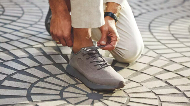 🇺🇸Allbirdsがアニマルフリーの新作レザーシューズを発表、原料には植物性タンパク質と使用済みタイヤ

-------------------------
3種のモデルで構成される新コレクション「Terralux」を発表しました。

再生可能炭素の含有率が80％を超える、Modern Meadowの代替レザー素材「INNOVERA」を採用🌱🛞

革製品👞の風合いとスニーカー👟の快適性を両立した製品とされています。

🔗記事本文は、プロフィールのリンクから

#代替素材 #エコファッション #エシカルファッションブランド #植物性素材 #リサイクルタイヤ #再生ナイロン #バイオポリマー #アニマルフリーレザー #ヴィーガンレザー #代替レザー #オールバーズ