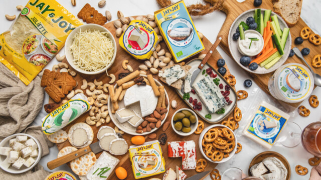 🇫🇷フランスのJay&Joyが、カシューナッツチーズの欧州展開拡大に向けて約3.7億円を調達

-------------------------
数年前に端を発する経済的な苦境を乗り越えて再建を進め、フランス内外で売り上げを拡大。

欧州では、植物性チーズ業界が一時の停滞から復活を果たしています🧀🌱

2024年には主要な6つの市場のうち4つで売り上げが増加し、イタリアとフランスではその他すべての植物性食品セグメントを上回る成長率を記録しました。

🔗記事本文は、プロフィールのリンクから

#代替プロテイン #代替タンパク質 #植物性プロテイン #植物性タンパク質 #植物性たんぱく質 #植物性食品 #植物性チーズ #代替チーズ #ヴィーガンチーズ #ヴィーガンフード #ヴィーガン食品 #カシューナッツチーズ