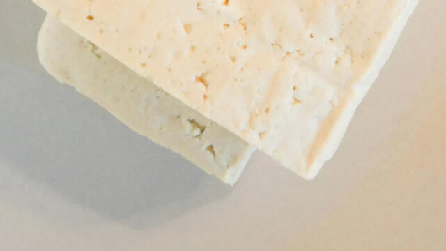 🇬🇧オレオゲル技術を用いて低飽和脂肪のヴィーガンチーズを開発　—英・ヘリオット・ワット大学

-------------------------
飽和脂肪の多いパーム油やココナッツ油🌴を使わないことで、健康面・環境面で大幅に優れた製品を実現。

「オレオゲル化」と呼ばれる技術で、植物油を固形脂肪のように振る舞う形に変え、従来のチーズ🧀の食感を再現しています。

また、ヴィーガンチーズの弱点としてしばしば指摘される、溶けやすさの改善にも成功しました。

🔗記事本文は、プロフィールのリンクから

#代替プロテイン #代替タンパク質 #植物性プロテイン #植物性タンパク質 #植物性たんぱく質 #植物性食品 #植物性チーズ #代替チーズ #ヴィーガンチーズ #ヴィーガンフード #ヴィーガン食品 #オレオゲル #飽和脂肪酸 #低飽和脂肪 #ヘリオットワット大学