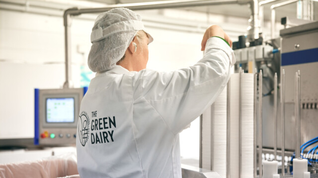 🇸🇪スウェーデン・イケアが植物性ミルクを手掛けるThe Green Dairyに約13.7億円を投資し、筆頭株主に

-------------------------
The Green Dairyは、オーツ麦とソラマメを原料に代替乳製品🍨を製造する企業。

オーツミルク製造の残渣をアップサイクルしたタンパク質原料の開発も手掛け、循環型経済♻️に貢献しています。

昨年度は24億円近い売り上げを上げているものの、最終利益を見ると赤字。

大手からの資本注入💰で、将来的な黒字化を狙います。

🔗記事本文は、プロフィールのリンクから

#代替プロテイン #代替タンパク質 #フードテック #植物性プロテイン #植物性タンパク質 #植物性たんぱく質 #植物性乳製品 #代替乳製品 #代替ミルク #植物性ミルク #オーツミルク #ヴィーガンフード #ヴィーガン食品 #アップサイクル食品 #循環型経済 #サーキュラーエコノミー #イケア