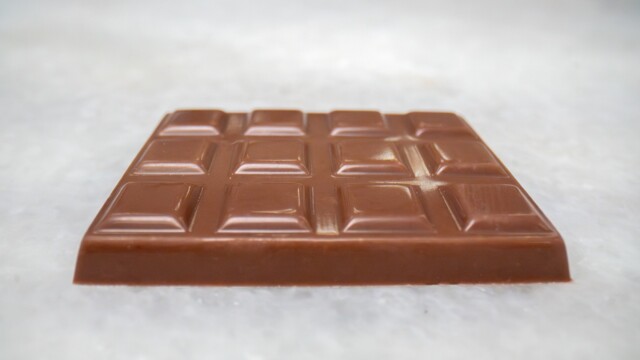 🇺🇸x🇮🇱世界初の細胞培養チョコレートバー、モンデリーズとCelleste Bioの共同開発で実現

-------------------------
近年、気候変動の影響を受けてカカオ産業の不安定さが増しており、価格は2024年に史上最高値を更新💹しました。

科学者たちは2050年までに世界のカカオの木の3分の1が枯死し、世界的な供給不足につながる恐れがあると警告しています🚨

Celleste Bioの技術では、カカオの細胞を培養することで、たった1粒のカカオ豆から1トンものココアバターを生産できるとのこと。

業界を悩ませる不安定さを解消できると期待され、大手チョコレート企業の関心を集めています🍫👀

🔗記事本文は、プロフィールのリンクから

#細胞農業 #フードテック #細胞性食品 #培養カカオ #培養チョコレート #代替チョコレート #バイオテクノロジー #細胞培養 #モンデリーズ