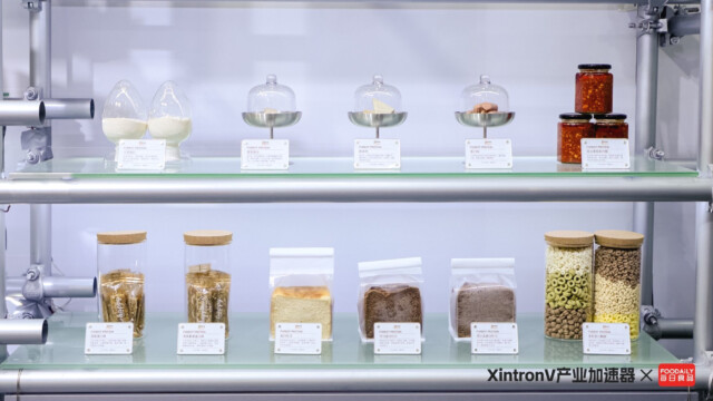 🇨🇳Fushine Bioが中国初となるマイコプロテインの販売認可を取得、次世代の食料生産を担う発酵タンパク質の転換点に

-------------------------
糸状菌🍄‍🟫を発酵させて得られる#マイコプロテイン について、国内初の認可が下りました🎉

Fushine Bioはアジア太平洋地域で最大の生産者であり、家畜由来のタンパク質に比べて1,000倍高い効率性を実現しています。

今回の認可にあたっては細かな規格も設けられ、中国での申請時に求められる要件が明確化されたとのこと🔍

今後の他企業の動向にも影響を与えるものとみられています。

🔗記事本文は、プロフィールのリンクから

#代替プロテイン #代替タンパク質 #フードテック #代替肉 #菌糸 #菌糸体 #糸状菌 #フザリウム #バイオマス発酵 #ヴィーガンフード #ヴィーガン食品 #微生物発酵