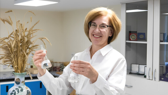 🇷🇺植物性の基質を用いて、プロバイオティクス特性を持った乳製品フリーの発酵飲料を開発　—ロシア・南ウラル大学

-------------------------
ラクトバチルス属の乳酸菌が、大豆や亜麻仁の多糖類を最も効果的に発酵させることを実証しました🔬

目標としているのは、#乳糖不耐症 やアレルギーを持つ人のための代替乳飲料🥛の開発。

定期的な摂取により、胃腸疾患・肥満・心血管疾患・2型糖尿病の発症リスク低減や、がん合併症の予防にも効果が見込めるとされています。

🔗記事本文は、プロフィールのリンクから

#代替プロテイン #代替タンパク質 #フードテック #植物性乳製品 #代替乳製品 #乳製品フリー #ラクトバチルス #乳酸菌発酵 #ヴィーガンフード #ヴィーガン食品 #微生物発酵 #南ウラル大学