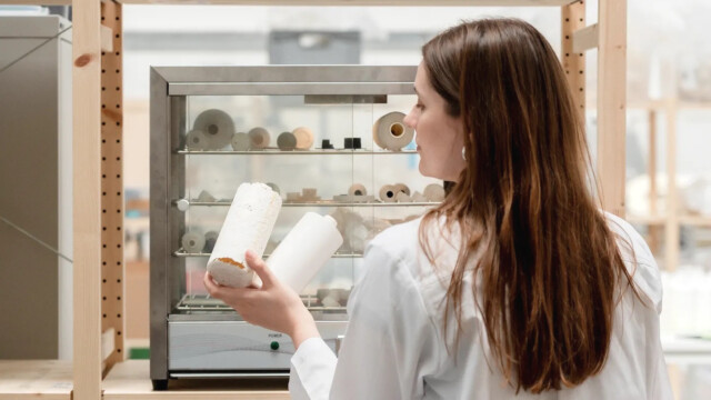 🇬🇧英国のスタートアップ企業Shellworksが約24億円を調達、微生物の発酵で作られるプラスチックフリー素材を拡大

-------------------------
使用済み食用油などのバイオマスを発酵・成形して、家庭での堆肥化🗑️♻️も可能な素材を生産。

100％生分解性で、マイクロプラスチックを環境中に流出させません。

素材としての汎用性も高く、ユニリーバが買収したWildや、パメラ・アンダーソンの新ブランドなどでも採用されてきました。

コスト低下の成功に伴い、欧米のウェルネス市場への進出を目指しています🧴

🔗記事本文は、プロフィールのリンクから

#代替素材 #代替プラスチック #生分解性素材 #脱化石燃料 #プラスチックフリー #マイクロプラスチック問題 #持続可能な社会づくり