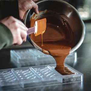 溶かしたチョコレートを流し込む様子