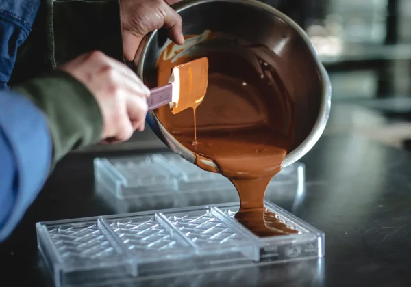 溶かしたチョコレートを流し込む様子