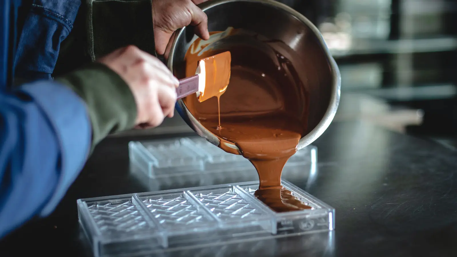 溶かしたチョコレートを流し込む様子