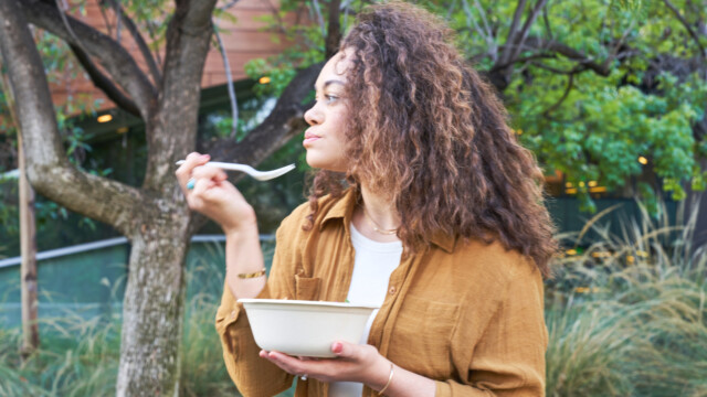 🇩🇪フレキシタリアン層が拡大するドイツ、肉と乳製品の消費量が過去最低を記録

-------------------------
多くの国でヴィーガン食品の売上が縮小する中、昨年も1.5％の成長が見られたドイツ。

開発企業の動きや政府投資も盛んで、欧州における植物性食品🌱の最大市場となっています。

躍進の背景には、肉類消費量が減少していることと、植物性タンパク質の生産量急増がある様子🔍

健康などが主な動機ですが、Z世代や女性を中心に#フレキシタリアン の食生活が広がりを見せています。

🔗記事本文は、プロフィールのリンクから

#代替プロテイン #代替タンパク質 #フードテック #植物性プロテイン #植物性タンパク質 #植物性食品 #プラントベース食 #ヴィーガンフード #ヴィーガン食品