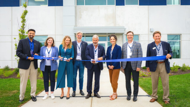 🇩🇪x🇺🇸独GEA Group、米国で細胞農業の生産能力強化を支援するテクノロジーセンターを開設

-------------------------
植物性食品から培養肉、精密発酵まで、幅広い新規食品の生産テストと最適化を行える、最新鋭の設備を揃えた施設がオープンしました🎀✂️

生産に係る条件をさまざまに変更して実験でき、スタートアップ企業のスムーズな規模拡大を強力に支援。

大型のソーラーパークを設置しており、100％再生可能エネルギー☀️で稼働します。

🔗記事本文は、プロフィールのリンクから

#細胞農業 #代替プロテイン #代替タンパク質 #フードテック #培養肉 #培養肉生産 #培養肉工場 #精密発酵 #ソーラーパーク #バイオリアクター #細胞培養 #微生物発酵 #ウィスコンシン州