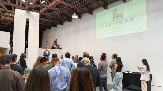 🇺🇸Clever Carnivoreがカリフォルニアで培養ポークの試食イベントを開催

-------------------------
10％の培養ブタ細胞と植物由来原料を組み合わせた、ハイブリッドソーセージ🌭が披露されました。

味はもちろんのこと、ホルモン剤や抗生物質、遺伝子組み換え作物を使用しないこと、国内生産によるサプライチェーンが確保されていることなども高く評価された様子。

米国で販売認可取得を目指し、早ければ2026年夏にも市場に投入できる可能性を見込んでいます👀

🔗記事本文は、プロフィールのリンクから

#細胞農業 #代替プロテイン #代替タンパク質 #フードテック #培養肉 #培養肉開発 #培養肉製品 #細胞培養