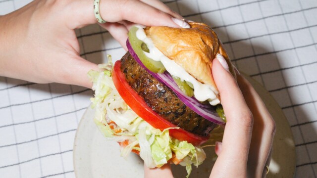 🇸🇮x🇬🇧植物性代替肉メーカーのJuicy Marbles、ホールフードのトレンドに対応した製品「Umami Burger」を英国で発売

-------------------------
ヒマワリタンパク質🌻や麦麹、キヌアなどを主原料に用いた製品で、英国全土のTesco（テスコ）225店舗で小売り展開が始まりました。

十分な栄養価、下準備の要らない手軽さ、満足できる食感を兼ね備えた製品とされています🍔

英国では、2024年ごろから豆腐や豆類をベースにした#ホールフード の人気が高まっており、これに対応する代替肉メーカーの製品開発が加速しています。

🔗記事本文は、プロフィールのリンクから

#代替プロテイン #代替タンパク質 #フードテック #植物性プロテイン #植物性タンパク質 #植物性たんぱく質 #植物性食品 #植物性代替肉 #代替肉 #ヴィーガンフード #ヴィーガン食品 #麦麹 #キヌア #プラントベースホールフード #ベジバーガー #テスコ