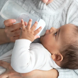 ミルクを飲む幼児