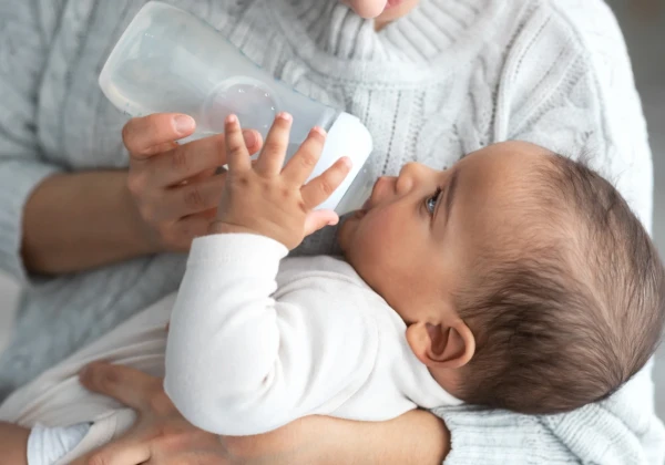 ミルクを飲む幼児