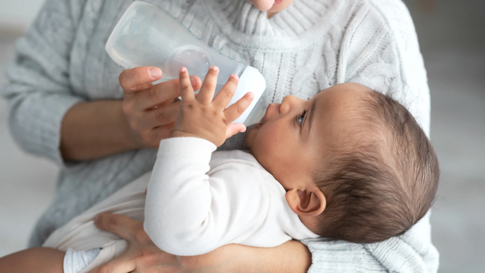 ミルクを飲む幼児