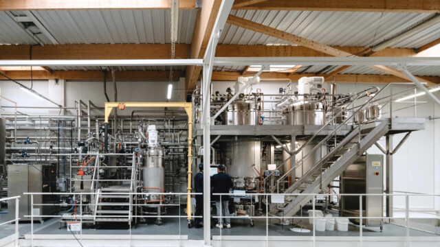 🇫🇷Standing Ovationとベル・グループ、ホエイ残渣を用いたカゼインの大規模生産に成功

-------------------------
チーズ製造🧀の副産物として出る酸性乳清（約半分は廃棄されている）を活用。

これを微生物の餌にして発酵させ、チーズの主成分となるカゼインを生成する手法を確立しました💡

廃棄物の削減と食料主権の強化に寄与するこの循環型モデルを、業界全体に展開していく意向です。

🔗記事本文は、プロフィールのリンクから

#細胞農業 #代替プロテイン #代替タンパク質 #フードテック #精密発酵 #精密発酵食品 #精密発酵タンパク質 #精密発酵乳タンパク質 #代替乳製品 #代替チーズ #ヴィーガンチーズ #カゼイン #アップサイクル食品 #微生物発酵 #ベルグループ