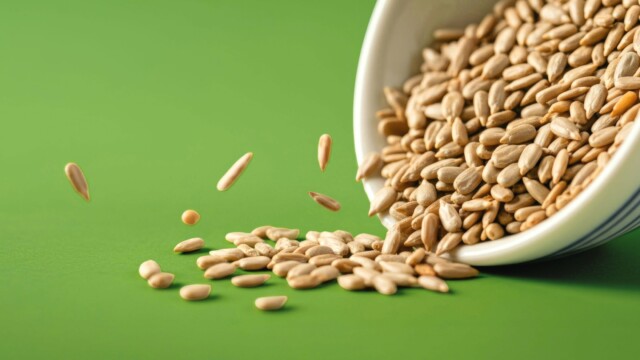 🇨🇭テトラパックがヒマワリ由来のタンパク質製品を発売、植物由来の栄養補助食品に対する需要の高まりに対応

-------------------------
ヒマワリタンパク質🌻は、製造ラインや配合に大きな変更を加えることなく、現行の製造手法に容易に組み込める柔軟性が強みとのこと。

理想的なアミノ酸プロファイルに加えて、食物繊維、ビタミン、抗酸化物質を含み、機能性食品や栄養強化食品に適しています。

別の研究では植物性代替肉への応用可能性を示した事例もあり、今後活用の幅が広がっていくかもしれません🌊

🔗記事本文は、プロフィールのリンクから

#代替プロテイン #代替タンパク質 #フードテック #植物性プロテイン #植物性タンパク質 #植物性たんぱく質 #植物性食品 #ヴィーガンフード #ヴィーガン食品 #栄養補助食品 #テトラパック