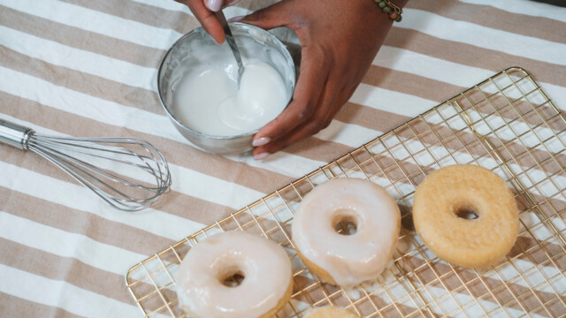 🇨🇭スイスのSeprify、着色料の二酸化チタンをセルロース材料に置き換える技術で約24.8億円の資金を確保

-------------------------
甲虫🪲の鱗片層に着想を得て、セルロースをベースに光の散乱を最適化した素材を開発しました。

EUで2022年に使用が禁止された白色顔料の#二酸化チタン を代替し、食品、パーソナルケア製品、塗料・インクなどに使用可能。

環境負荷の高い素材の代替品を求めている、家具大手のイケア🇸🇪🪑からも投資を得ました。

🔗記事本文は、プロフィールのリンクから

#代替色素 #合成色素フリー #合成色素不使用 #合成着色料 #人工着色料 #植物性色素 #構造色 #白色顔料 #化石燃料フリー #バイオマテリアル #ケンブリッジ大学 #フリブール大学