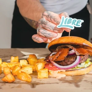 菌糸体ミートのハンバーガー