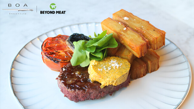 🇺🇸代替肉大手のBeyond Meat、菌糸体を使用したホールカットステーキを米国のレストランで初披露

-------------------------
栄養価の高い菌糸体（キノコ🍄‍🟫の根の部分）に加えて、ソラマメタンパク質🫛とアボカドオイル🥑を原料に採用。

味と食感を改良した新製品として、ヴィーガン向けレストランと、従来型のステーキチェーンの両方で展開が決定しました。

注目度の高まる発酵食品の分野で、新たな収益源💵創出を狙います。

🔗記事本文は、プロフィールのリンクから

#代替プロテイン #代替タンパク質 #フードテック #代替肉 #菌糸 #菌糸体 #バイオマス発酵 #ソラマメ #アボカドオイル #微生物発酵 #ビヨンドミート