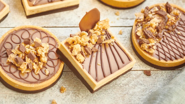 🇬🇧x🇩🇪カカオフリーチョコレート開発の英Win-Winが約6億円を調達、ベーカリー大手との新たなコラボレーションも始動

-------------------------
キャロブをベースに、タイガーナッツ、ヒマワリの種などの原料を、従来のチョコレートと同じように発酵・焙煎🍫させる手法です。

CEOは「カカオ産業は転換期を迎えており、安定していて、より環境的・社会的に持続可能な代替案が必要だ」とコメント。

ドイツの大手企業Martin Braun-Gruppeとの提携で代替チョコレートの活用法🧁🍪をアピールし、供給増加を図ります。

🔗記事本文は、プロフィールのリンクから

#フードテック #植物性食品 #カカオ栽培 #カカオフリー #乳製品フリー #ヴィーガンチョコレート #サステナブルフード #代替チョコレート #キャロブ #イナゴマメ #タイガーナッツ