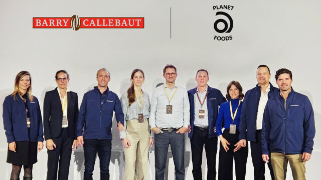 🇨🇭x🇩🇪バリーカレボーがドイツのPlanet A Foodsと提携、気候変動に脅かされるカカオ産業の変革へ

-------------------------
世界最大のチョコレート供給業者バリーカレボーが、不安定なサプライチェーンへの対応策として代替品を探す動きを見せています。

Planet A Foodsの製品は、ヒマワリ🌻の種をベースに使用し、独自の発酵・焙煎プロセスを経て作られた代替チョコレート🍫

日本でもイオンの製品「#チョコか？」に採用されており、店頭で購入が可能です。

🔗記事本文は、プロフィールのリンクから

#フードテック #植物性食品 #カカオ栽培 #カカオフリー #乳製品フリー #ヴィーガンチョコレート #サステナブルフード #代替チョコレート #ヒマワリの種 #バリーカレボー