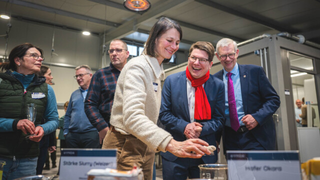 🇩🇪Kyndaがドイツに大規模発酵施設を開設、食品廃棄物を活用した菌糸体タンパク質の増産へ

-------------------------
研究開発スペースに加えて、4万リットルの発酵能力を有する生産エリアを新設しました。

食品加工に由来する副産物は、栄養豊富な成分を含むにもかかわらず、EUだけでも年間1億トンに近い量が未利用のまま残されているのが現状。

これを菌類🍄‍🟫を育てる餌に活用して、代替タンパク源として利用可能な原料に変換します♻️

🔗記事本文は、プロフィールのリンクから

#代替プロテイン #代替タンパク質 #フードテック #代替肉 #菌糸 #菌糸体 #バイオマス発酵 #ヴィーガンフード #ヴィーガン食品 #微生物タンパク質 #アップサイクル食品 #微生物発酵