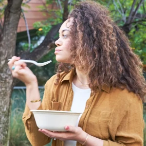 サラダを食べる女性