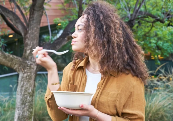サラダを食べる女性