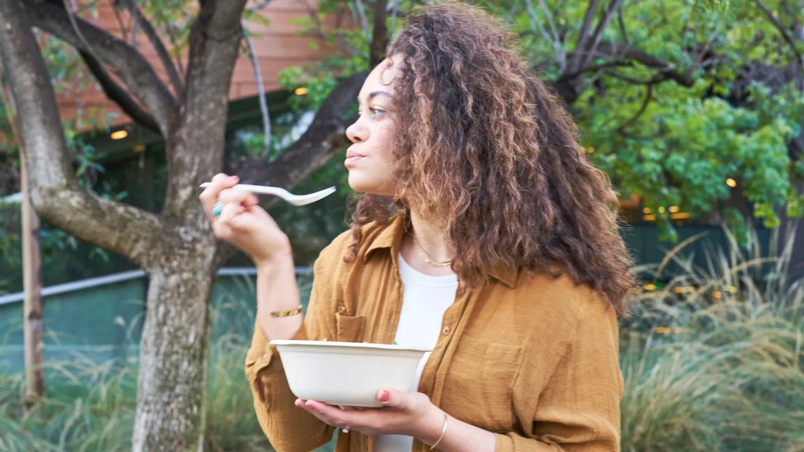 サラダを食べる女性
