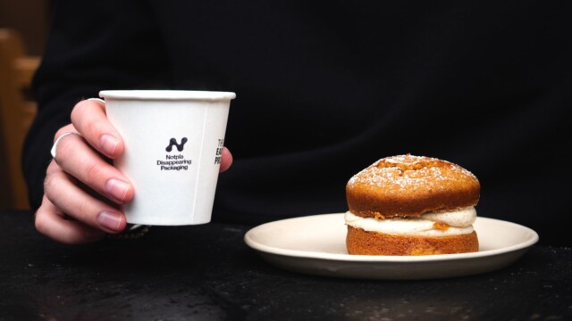 🇬🇧x🇪🇺Notplaが主導するプラスチックフリーのコーヒーカップ開発プロジェクト、EUから約7.3億円の助成金を獲得

-------------------------
紙製の使い捨てカップには耐久性を高めるため薄いプラスチックフィルムが内側に貼られていますが、Notplaはこれを海藻由来の素材に置き換え。

環境問題解決に貢献する取り組みを表彰する「#アースショット賞」を受賞し、UEFAチャンピオンズリーグ⚽️の試合などでも採用されてきました。

100％の生分解性を実現し、環境にも人体にも有害なマイクロプラスチックの問題を解決します🌏💡

🔗記事本文は、プロフィールのリンクから

#代替素材 #代替プラスチック #生分解性素材 #脱化石燃料 #プラスチックフリー #マイクロプラスチック問題 #持続可能な社会づくり