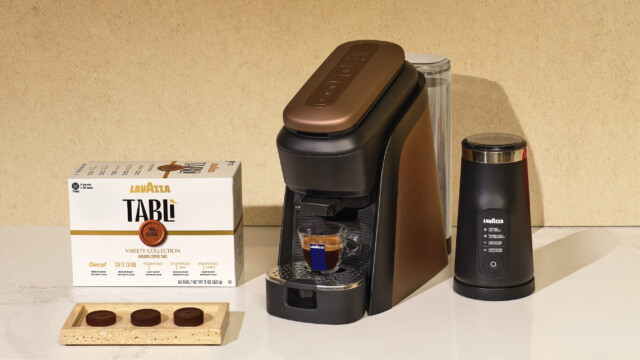 🇮🇹🇺🇸イタリアのコーヒー大手Lavazzaが、プラスチックを一切使用しない革新的なコーヒーカプセルを発売

-------------------------
包装材やコーティングを使わず、ひいたコーヒー豆のみをタブレット状に加工した製品です☕️

コーヒーカプセルの多くはリサイクル可能であるにもかかわらず、大部分が最終的に埋め立て処分されているのが現状。

そもそものカプセルの廃棄を減らすことで、環境負荷の削減を目指しています🌏

🔗記事本文は、プロフィールのリンクから

#代替素材 #マイクロプラスチック問題 #プラスチック削減 #プラスチックフリー #コーヒーカプセル #コーヒーポッド #ラバッツァ