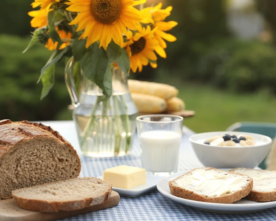 ヒマワリとマーガリンを塗ったパン