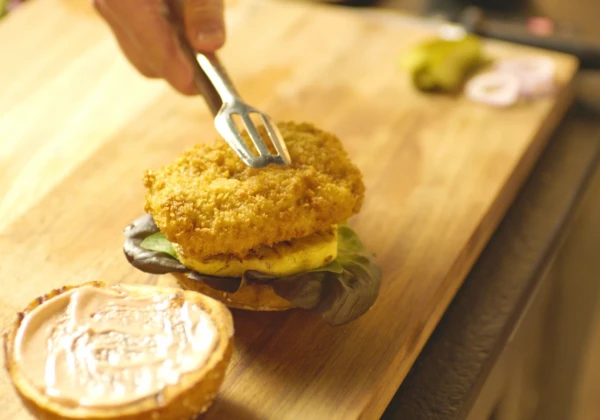 培養鶏肉を乗せたハンバーガー