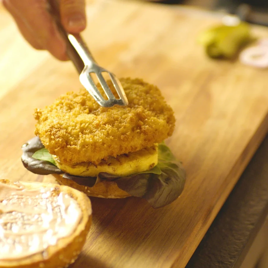 培養鶏肉を乗せたハンバーガー