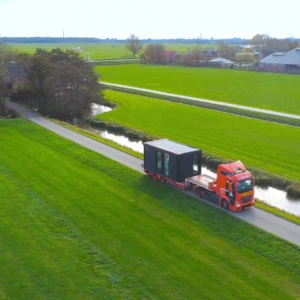 コンテナを運ぶトレーラー