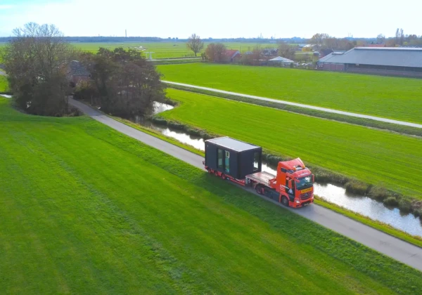 コンテナを運ぶトレーラー