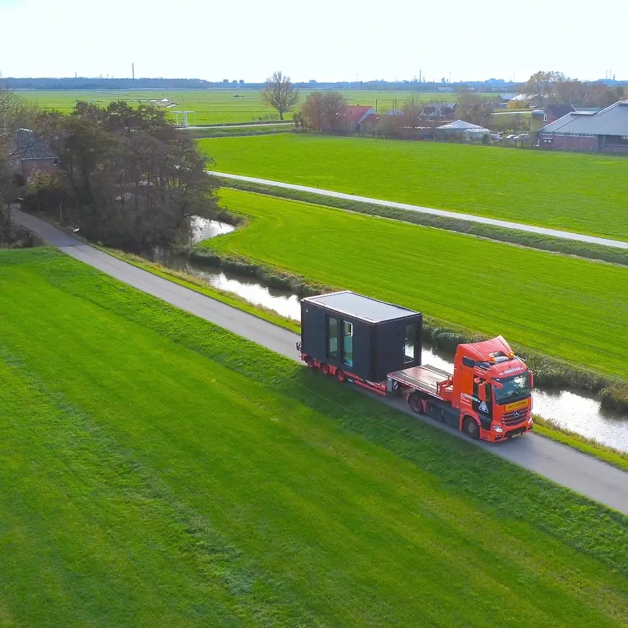 コンテナを運ぶトレーラー